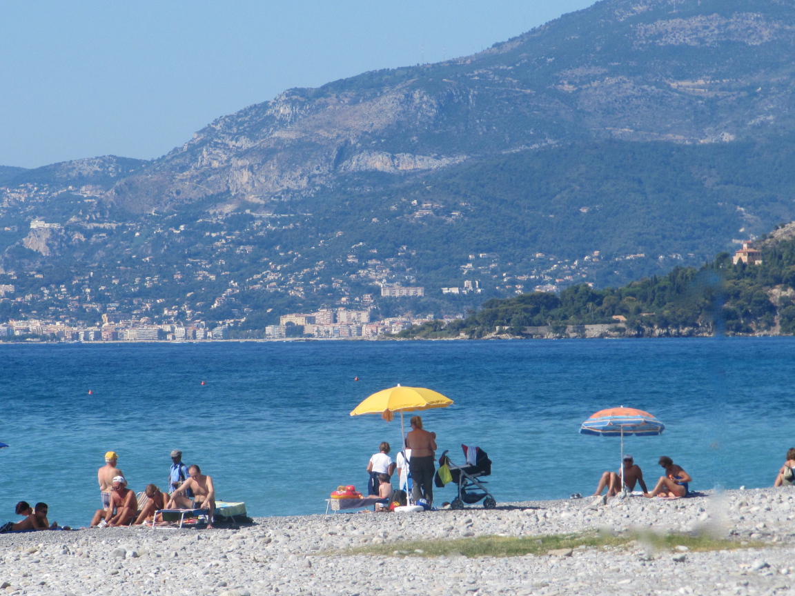 Отдых на пляже в Сан Ремо, Италия