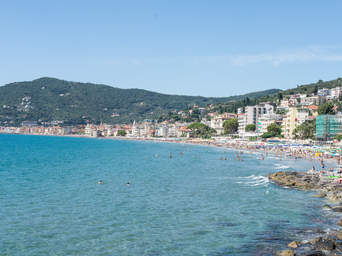 Отдых на пляже на курорте Алассио, Италия