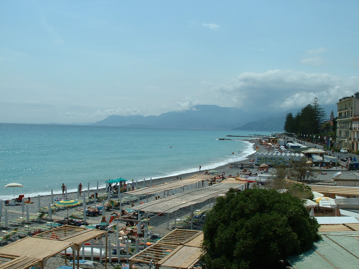 Отдых на пляже на курорте Бордигера, Италия