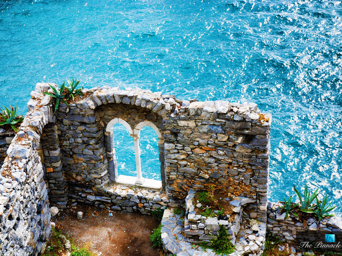 Руины над морем в Лигурии, Италия