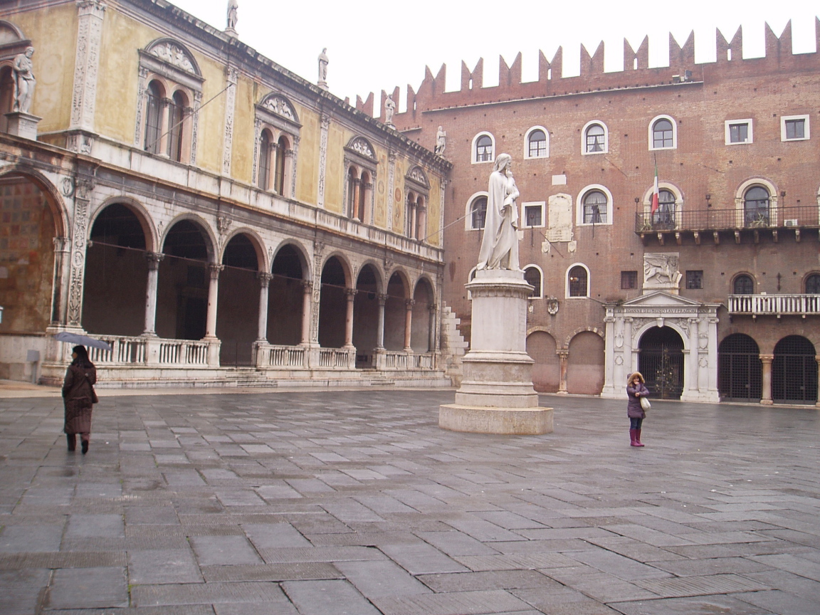 Статуя на площади в Вероне, Италия