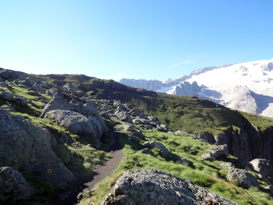 Камни в горах на горнолыжном курорте Арабба, Италия