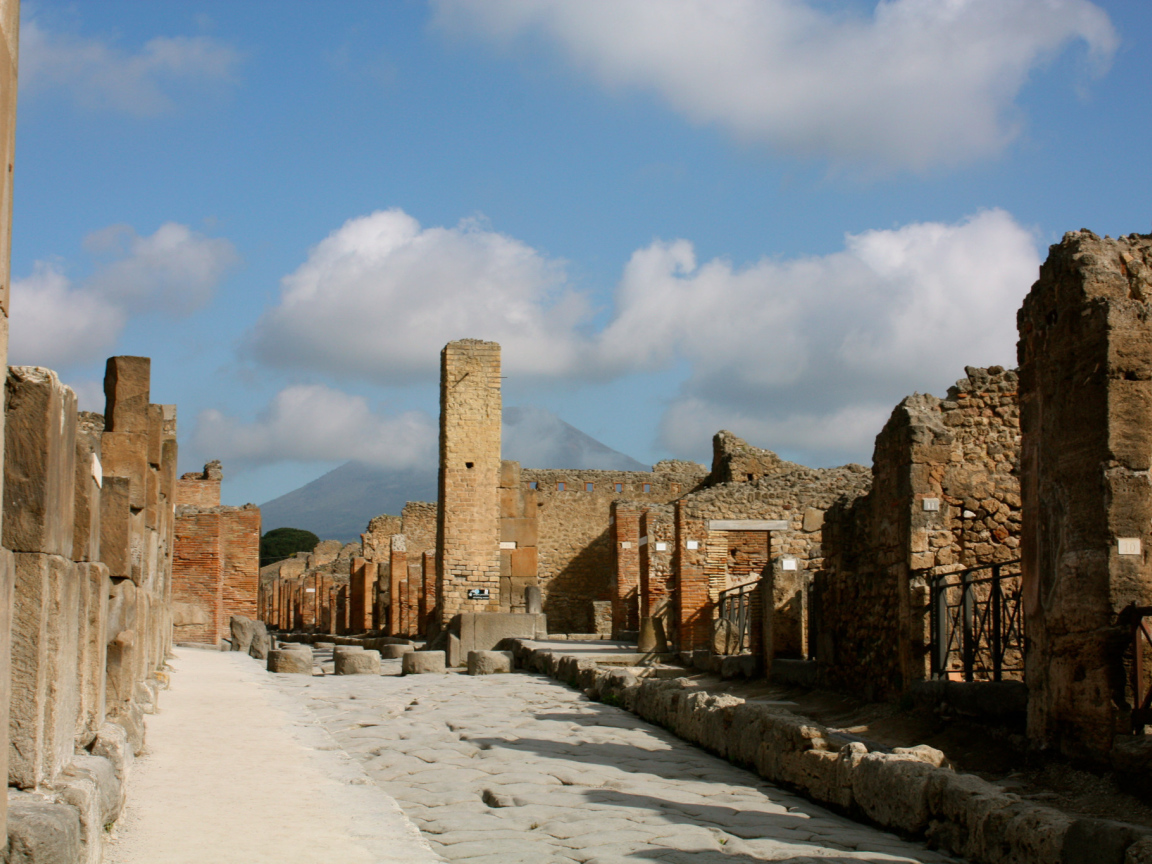 Улица на фоне Везувия в Помпеях, Италия
