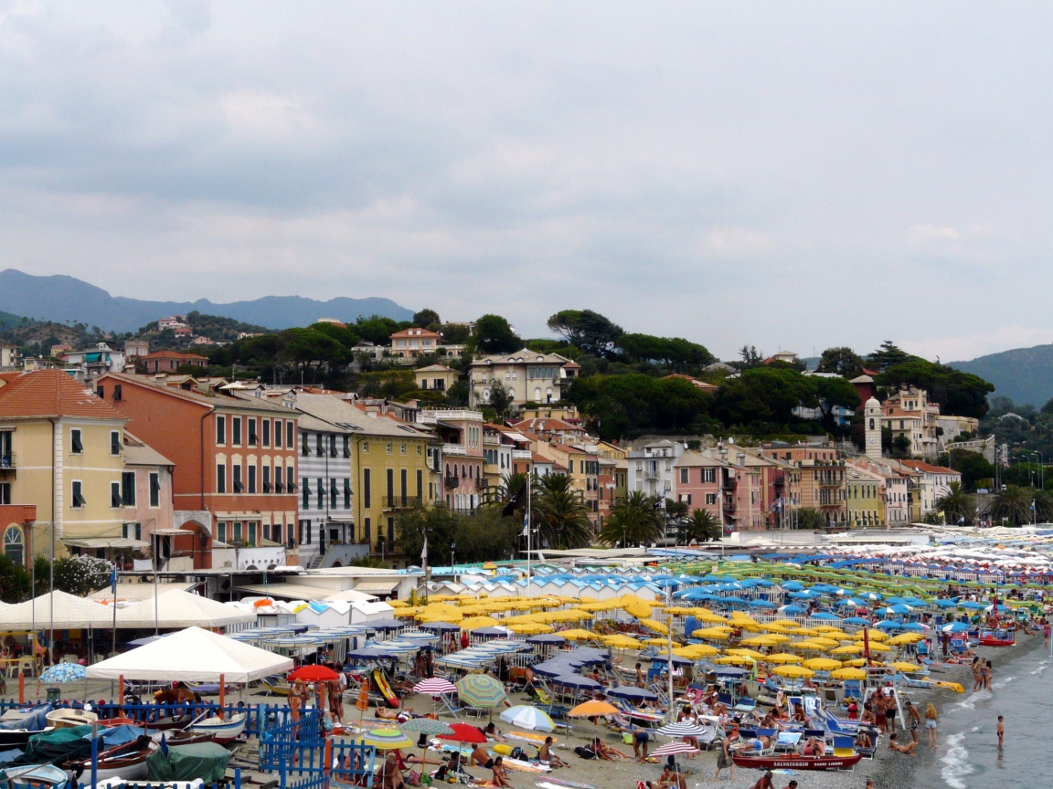 Летний отдых на пляже на курорте Челле Лигуре, Италия