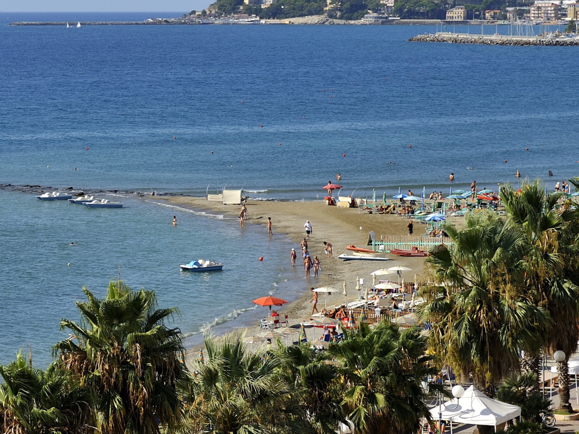 Летний отдых на пляже на курорте Сан Бартоломео Аль Маре, Италия