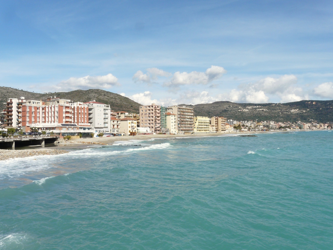 Летний отдых на пляже на курорте в Пьетра Лигуре, Италия