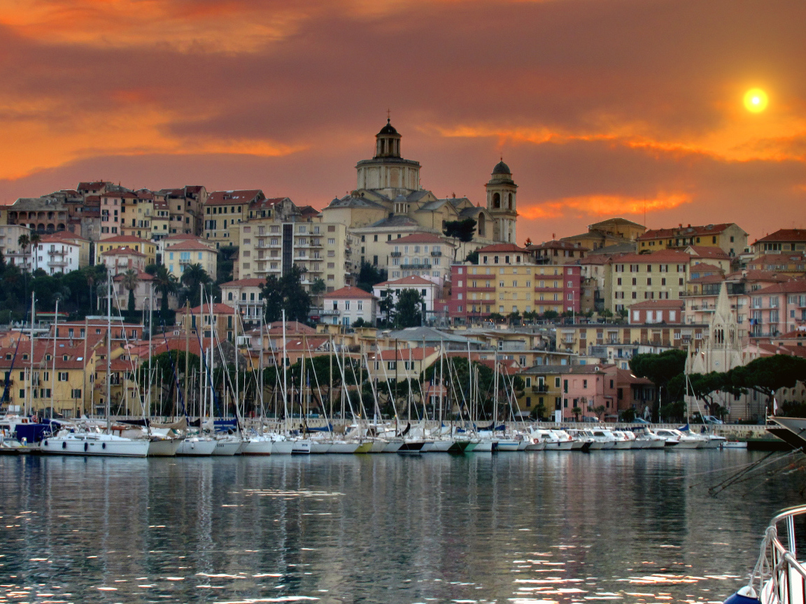 Закат на курорте Империя, Италия