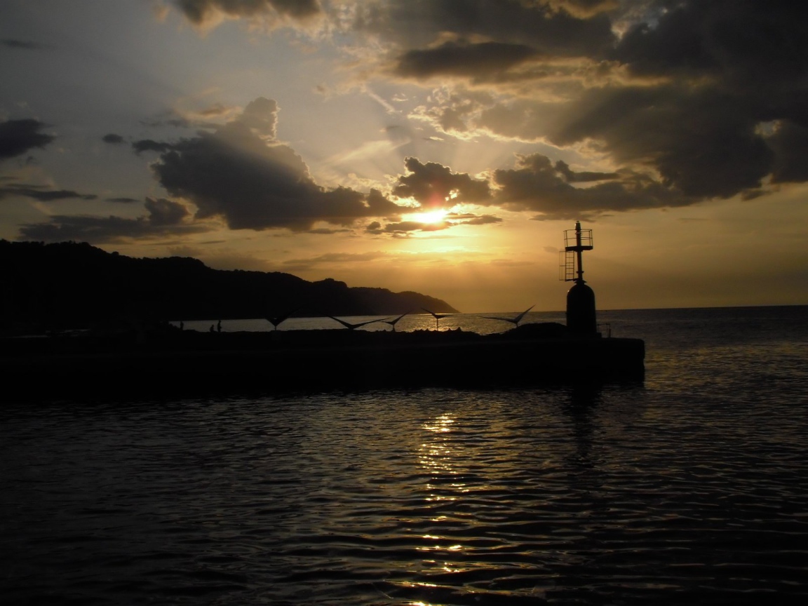 Закат на пляже на курорте Пизавр, Италия