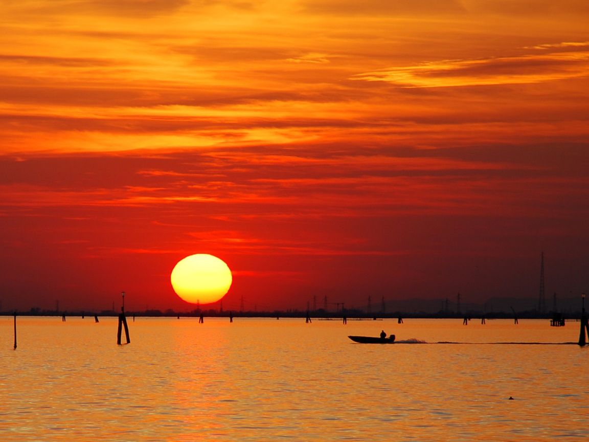 Закат над пляжем на курорте Лидо ди Езоло, Италия