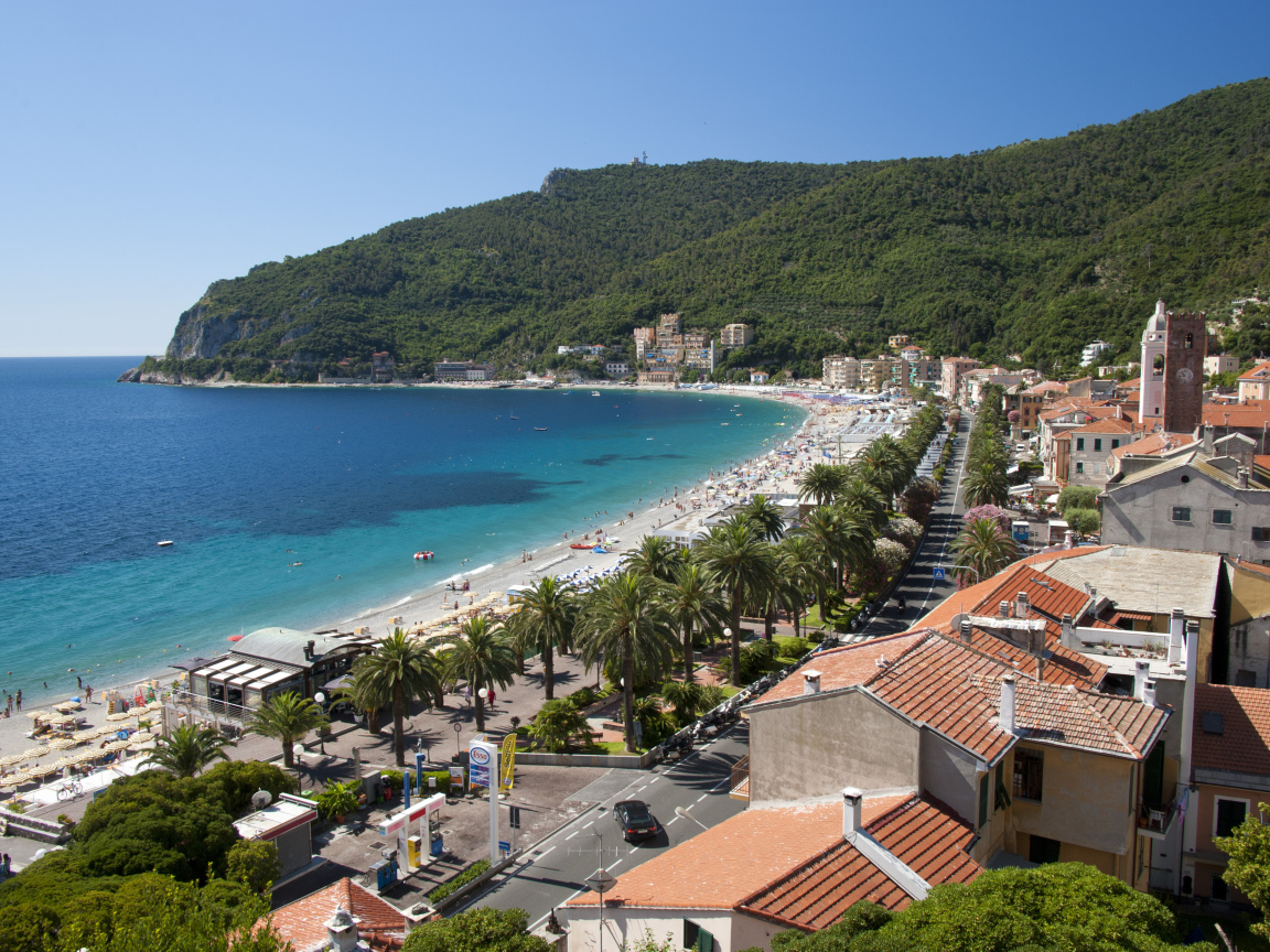 Пляж на курорте Ноли, Италия