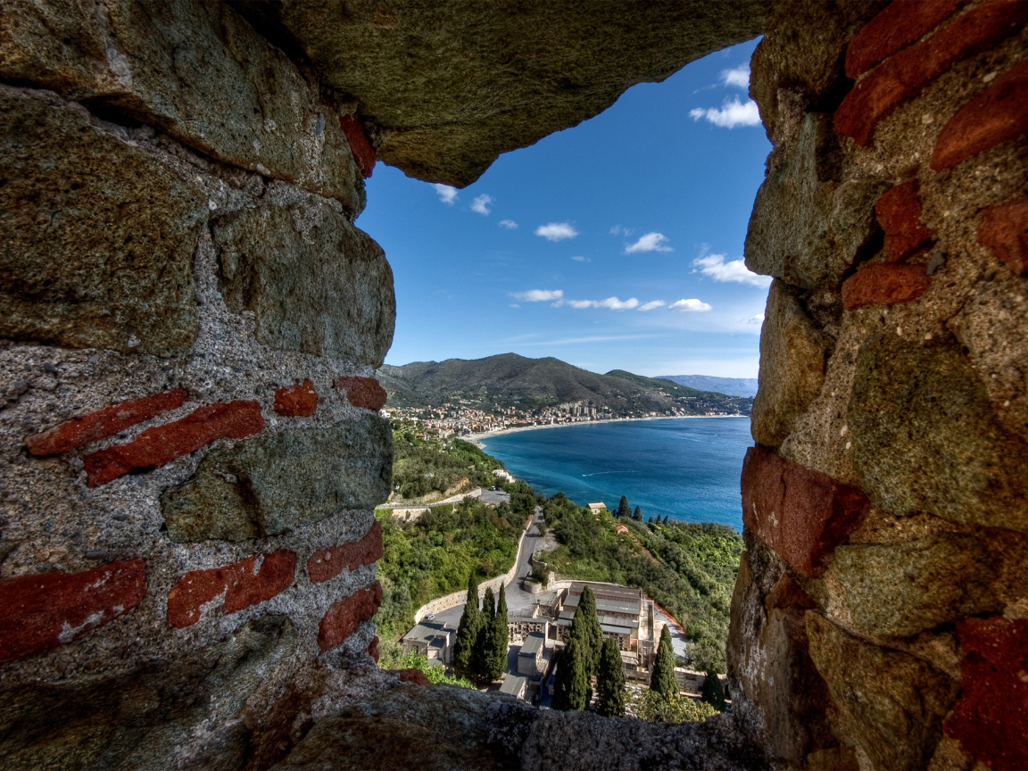 Вид через окно бойницы на курорте Ноли, Италия