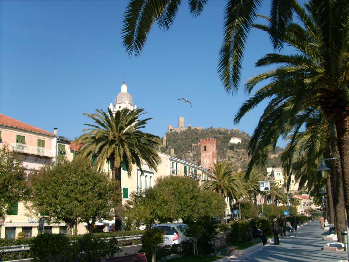 Прогулка по набережной на курорте Ноли, Италия