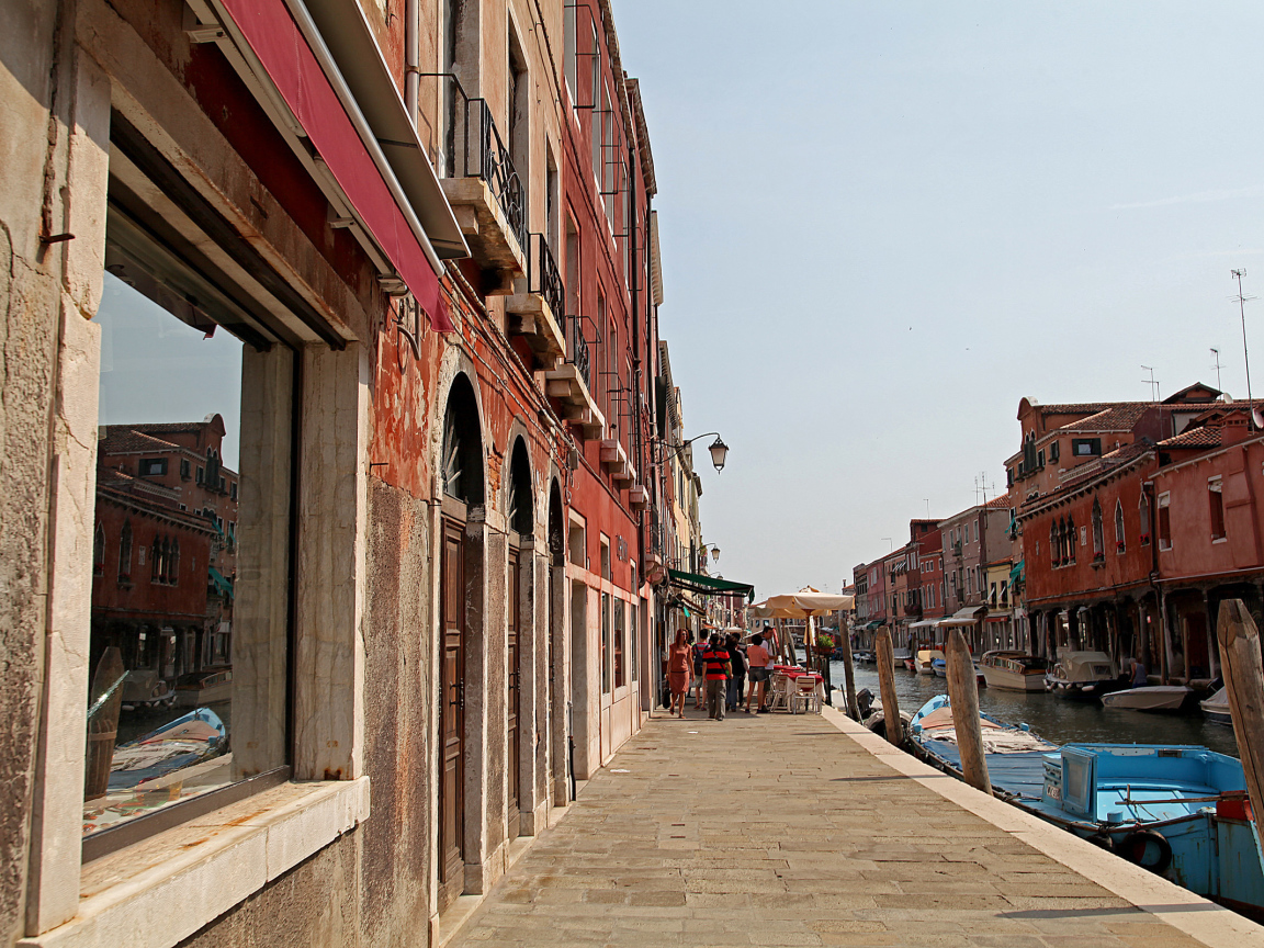 Прогулка по набережной на острове Мурано, Италия