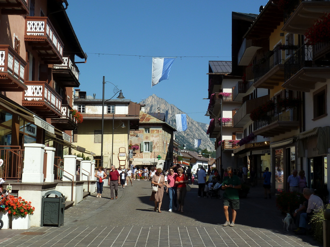 Прогулка по городу на горнолыжном курорте Кортина д'Ампеццо, Италия