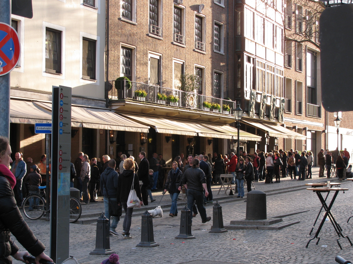 Прогулка по улицам на курорте в Бормио, Италия