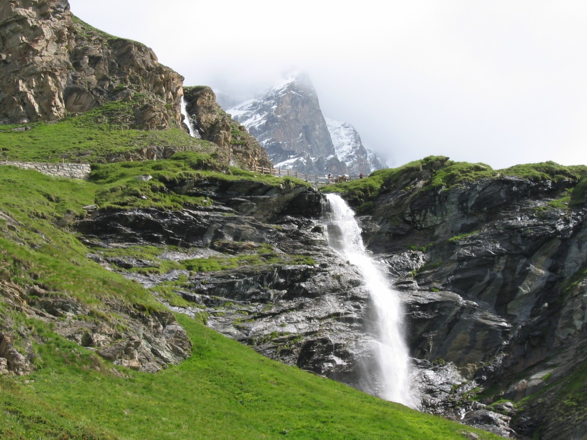 Водопад на горнолыжном курорте Червиния, Италия