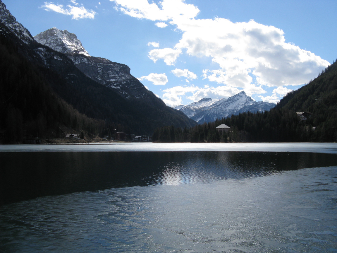 Зимнее озеро на курорте Аллеге, Италия