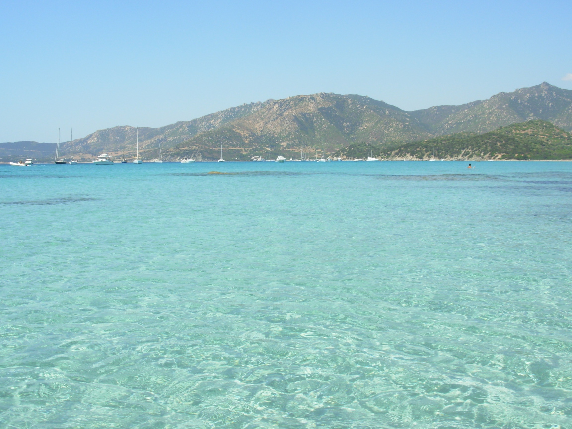 Яхты в заливе на курорте Вилласимиус, Италия