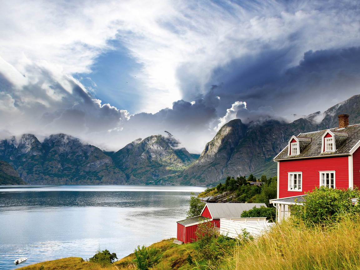 Красивый дом на фоне гор в Норвегии