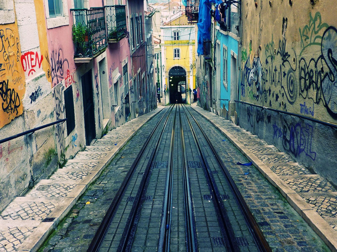 Узкая улочка в Лиссабоне