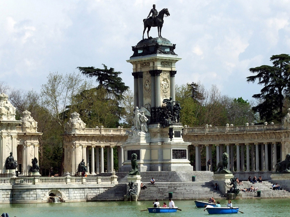 Парковая статуя в Мадриде