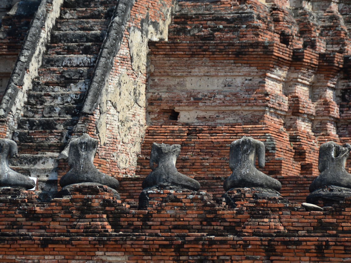 Старинные статуи на храме на курорте Лопбури, Таиланд