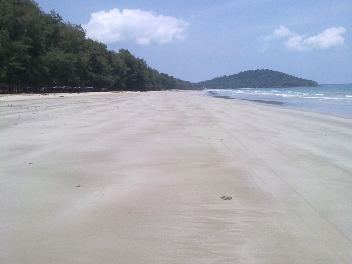 Осенний отдых на пляже на курорте Районг, Таиланд