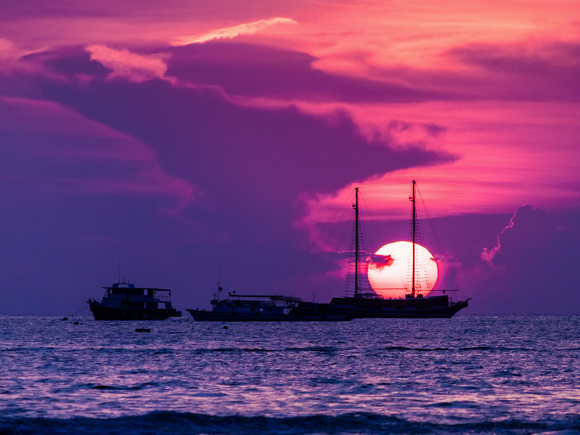 Лодки на фоне заката на курорте в Паттайе, Таиланд