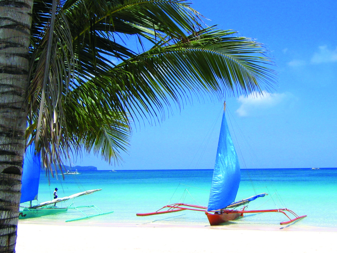 Лодки на пляже на острове Ко Куд, Таиланд