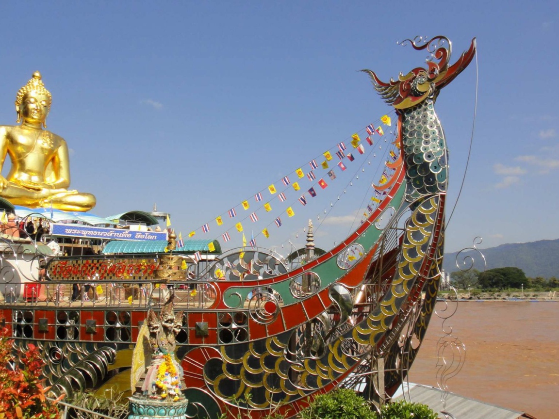 Будда на лодке на курорте Чианг Май, Таиланд