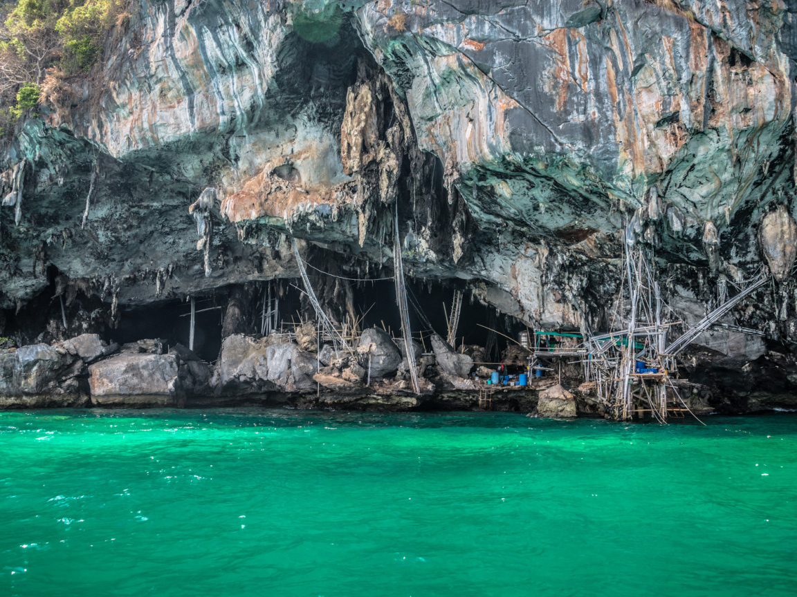 Пещера у берега на курорте острова Ко Лан, Таиланд