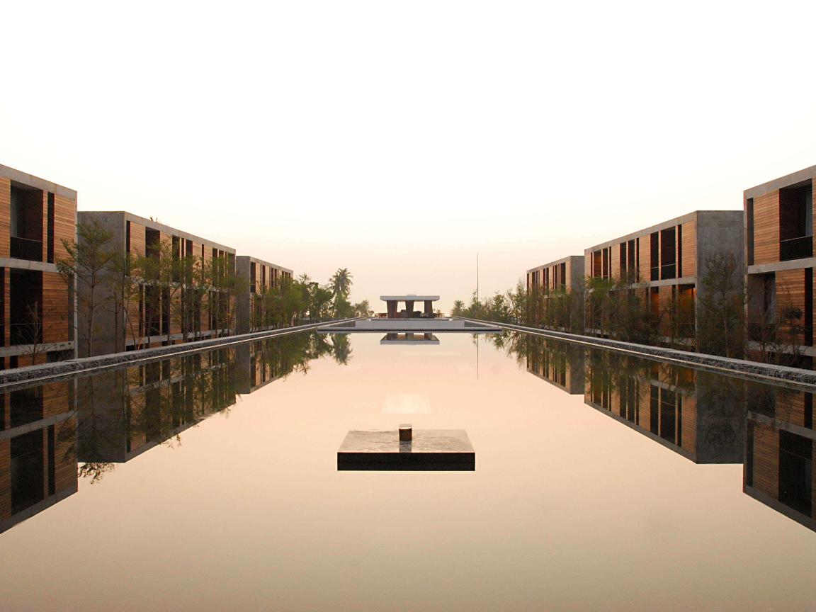 Канал между домами на курорте Ча Ам, Таиланд