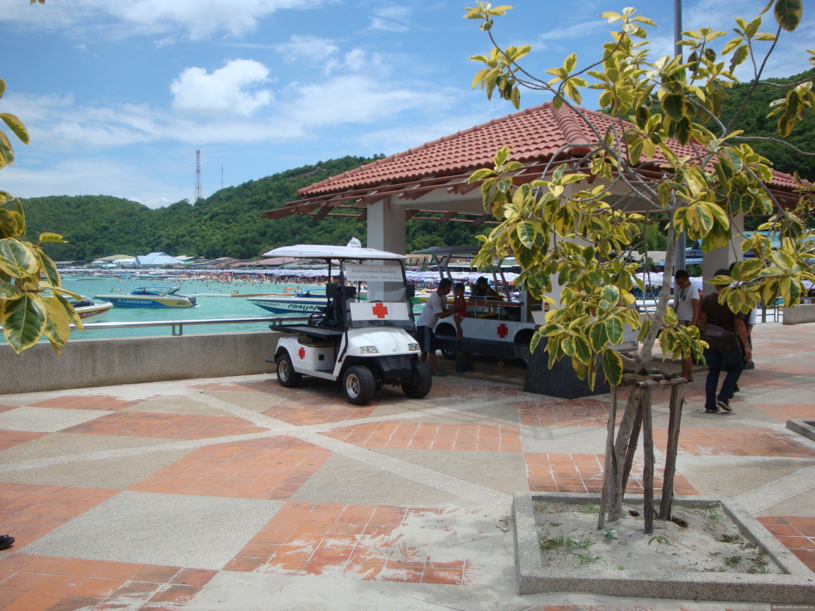 Городские улицы на курорте острова Ко Лан, Таиланд