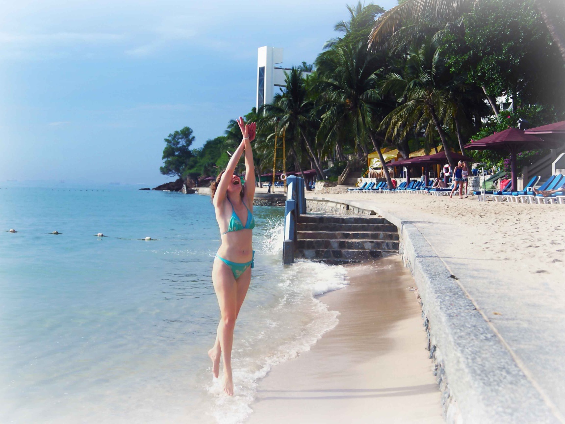 Девушка на пляже Пратамнак на курорте в Паттайе, Таиланд
