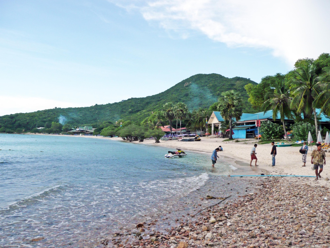 Гравий на пляже на курорте острова Ко Лан, Таиланд