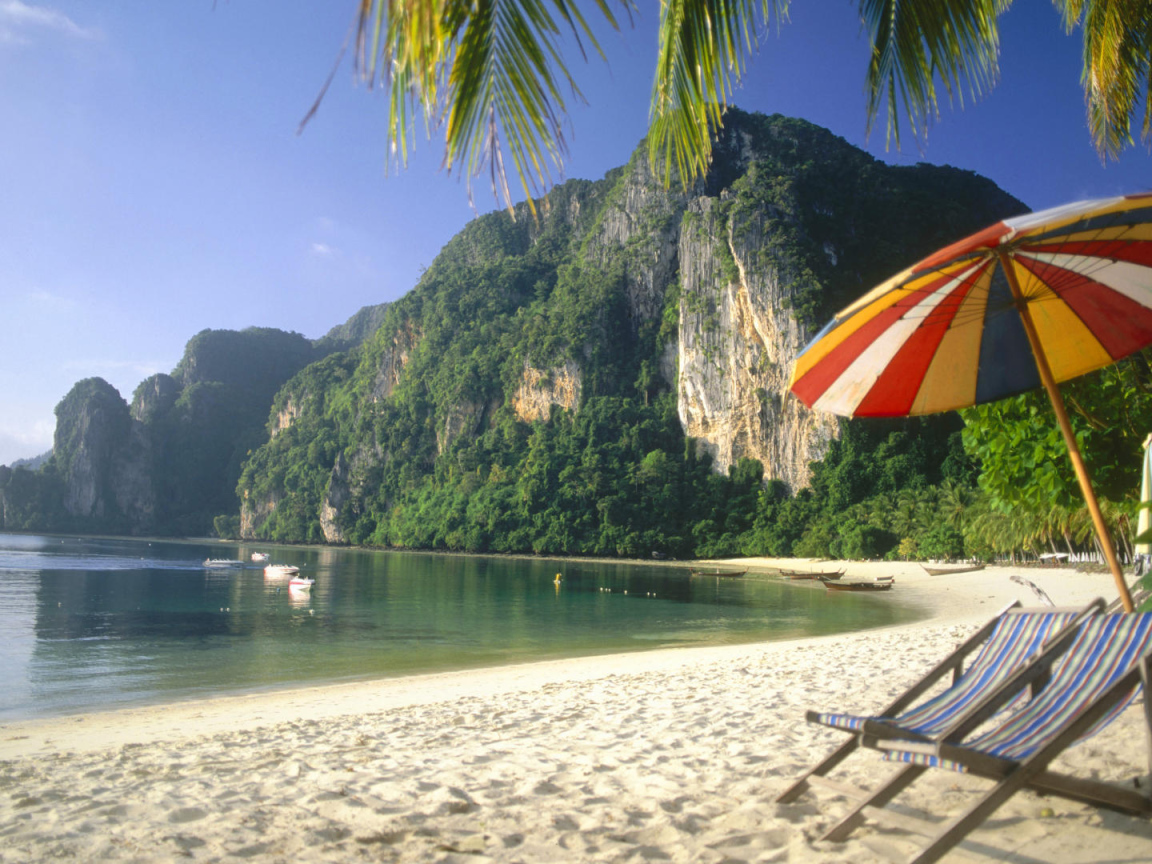 Пляжные лежаки в Пхукете