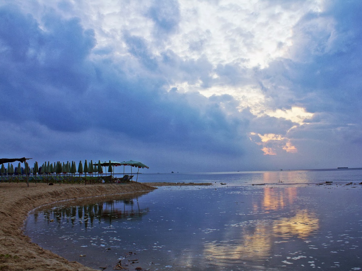 Закат на пляже на курорте Ча Ам, Таиланд