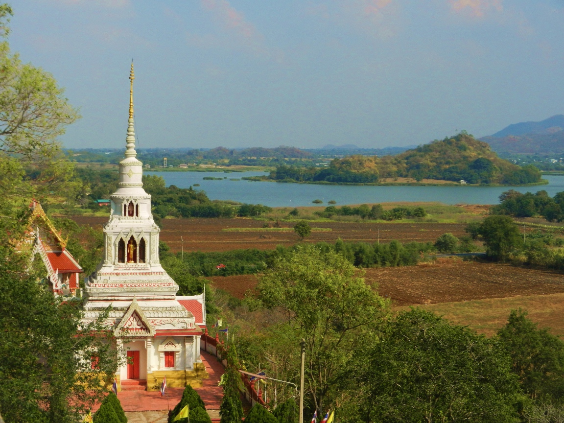 Храм на фоне озера на курорте Лопбури, Таиланд