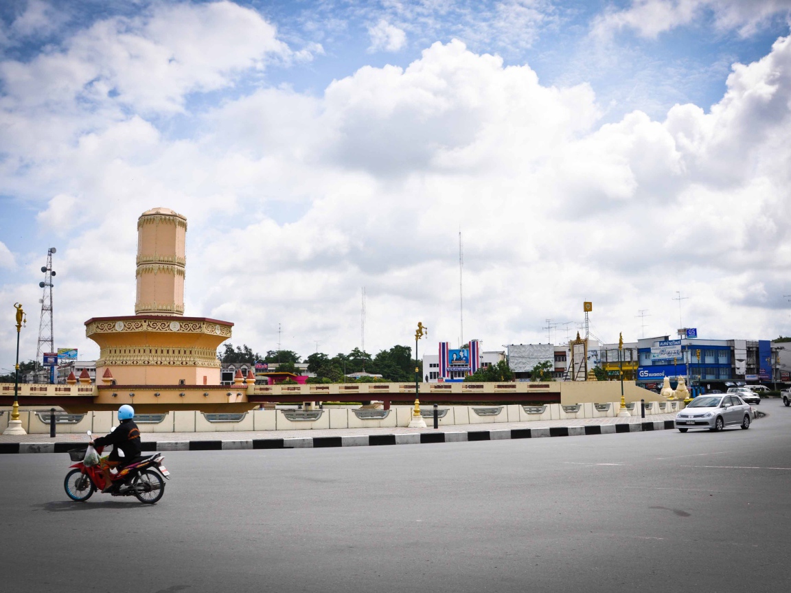Уличное движение на курорте Лопбури, Таиланд