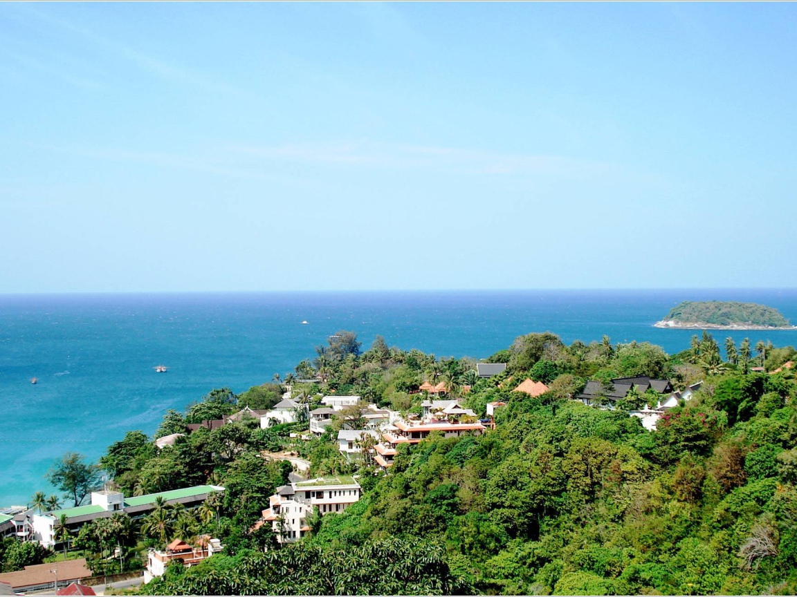 Городские здания на курорте острова Ко Лан, Таиланд