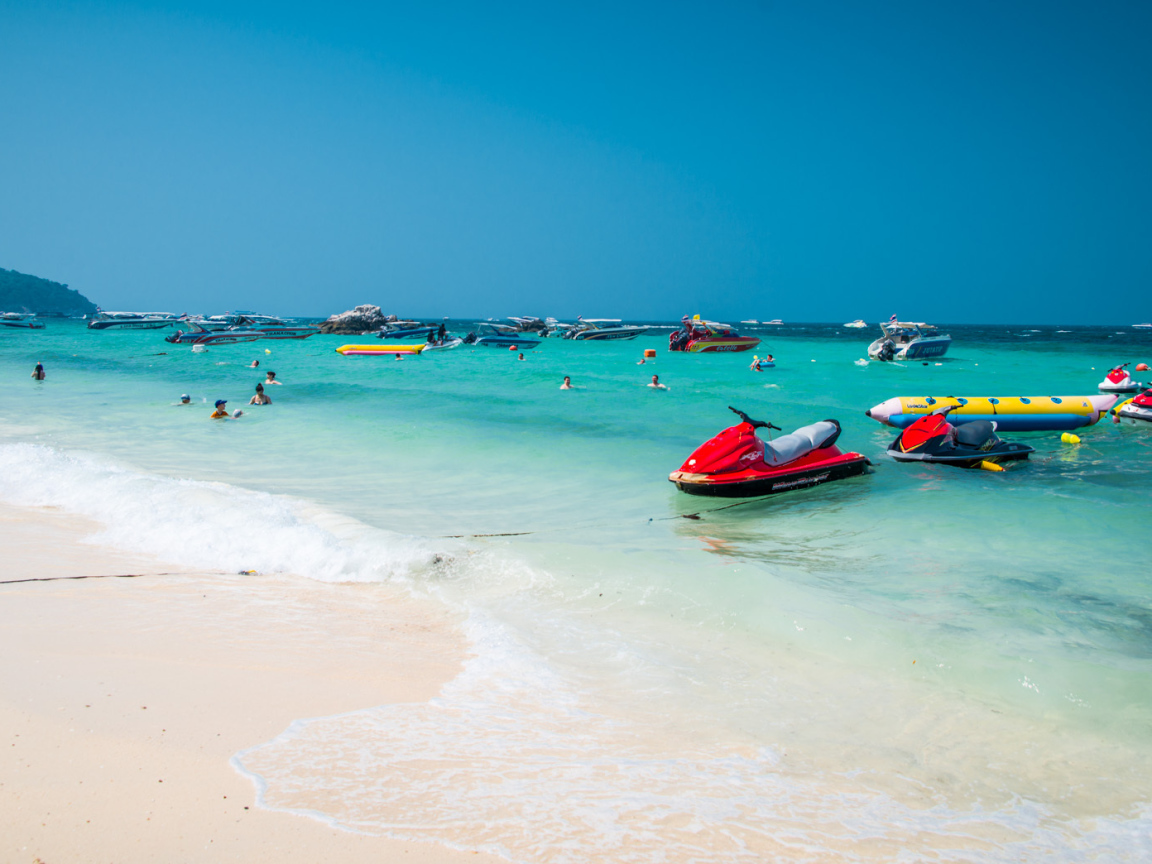 Белый песок на курорте острова Ко Лан, Таиланд