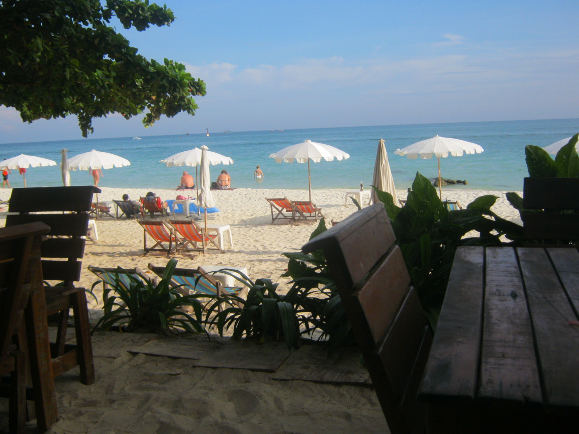 Зимний отдых на пляже на острове Чанг, Таиланд