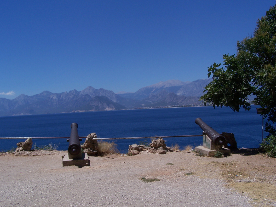 Пушки на побережье в Кушадасы, Турция