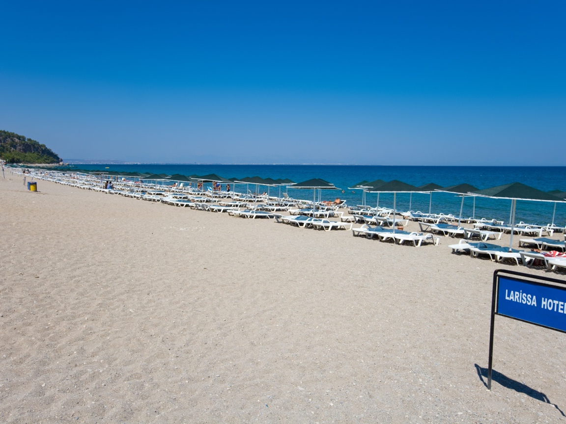 Бескрайний пляж в Кушадасы, Турция