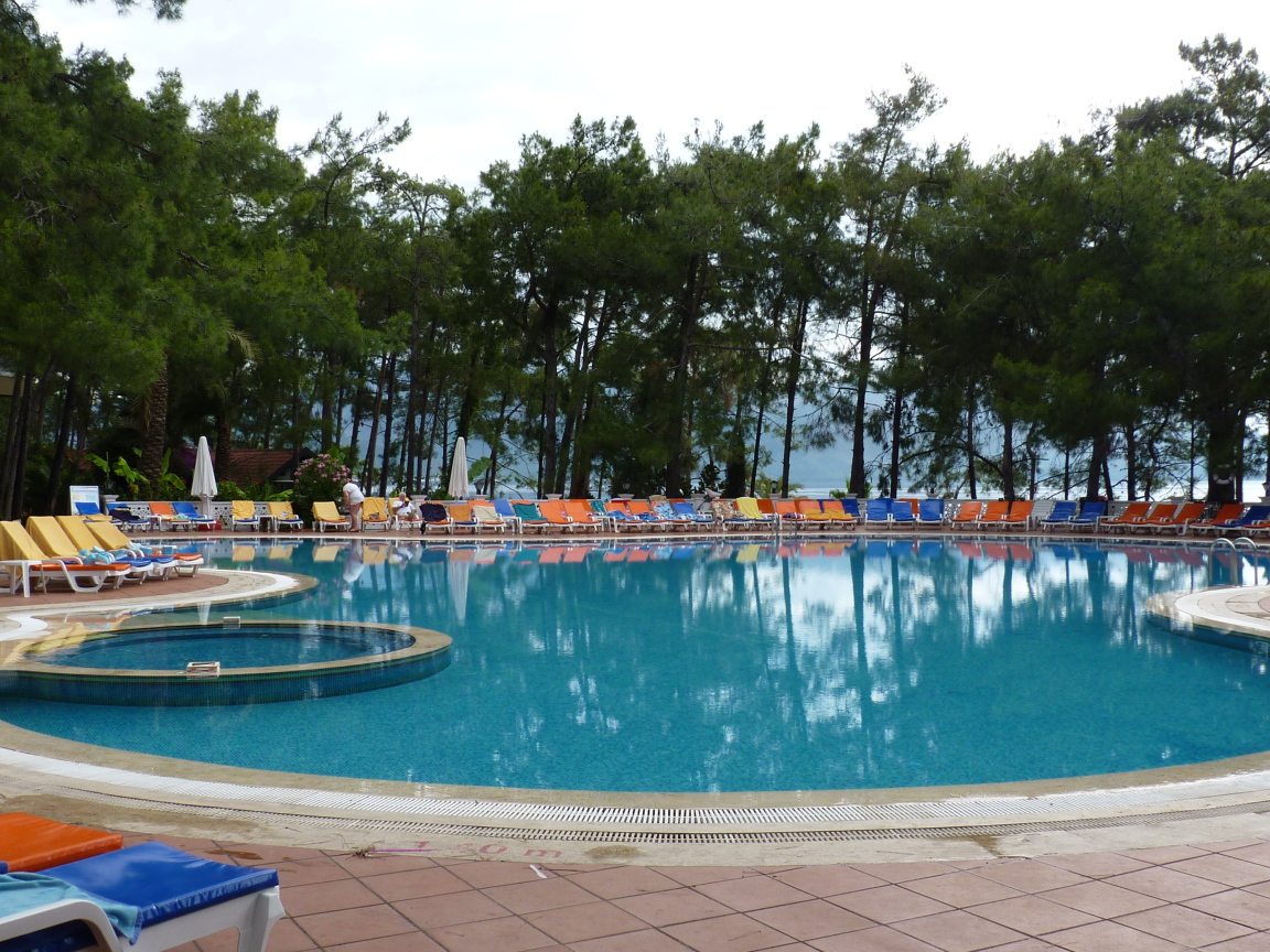 Бассейн на курорте в Мармарис, Турция