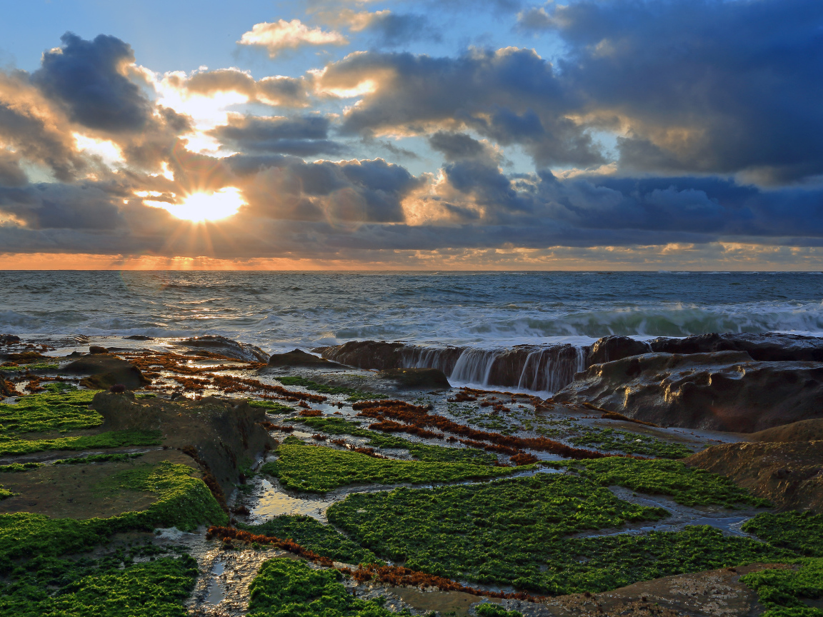 Красивый закат на побережье США