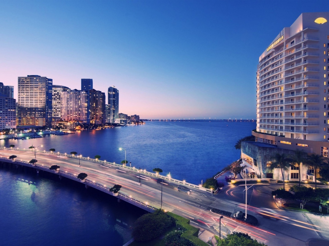 Освещенный мост в Майами