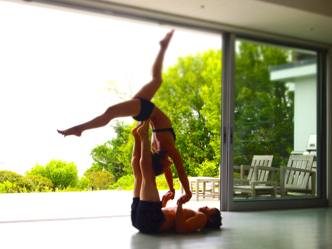 Пара заниматься йогой