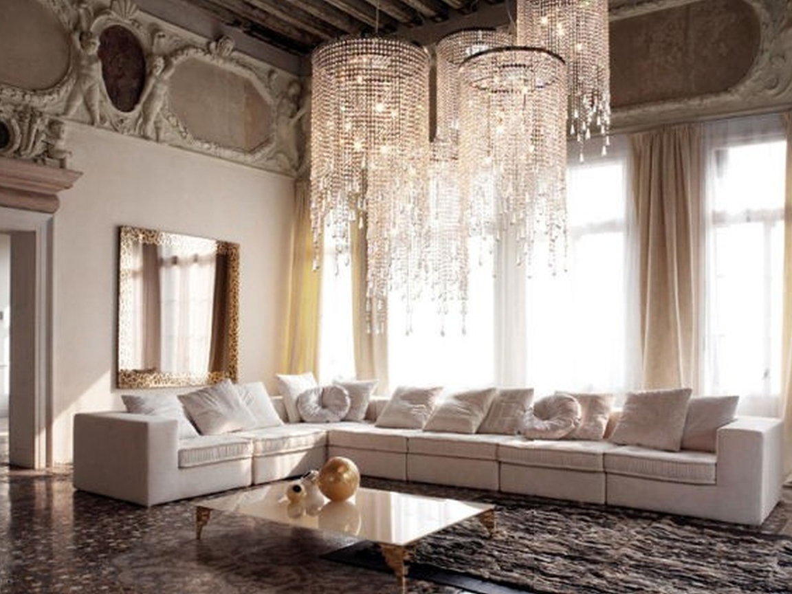 Большая люстра в гостиной