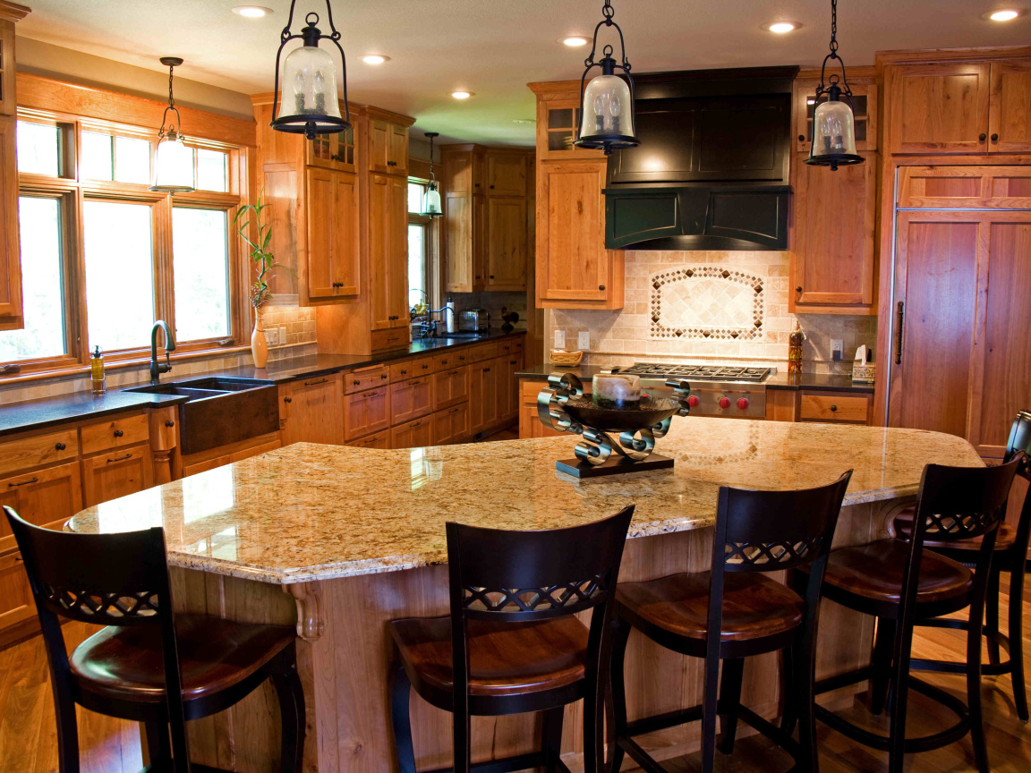 Большой стол в кухне